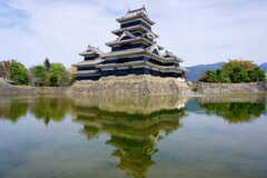 水面に映り込む松本城