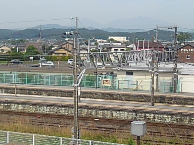 駅のホームと薄く見える山（5月24日）