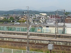 駅のホームと薄く見える山（5月24日）