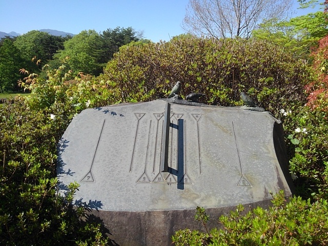 那須野が原公園の丘の日時計（4月30日）