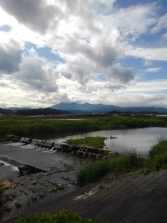 土手の階段と川（6月1日）