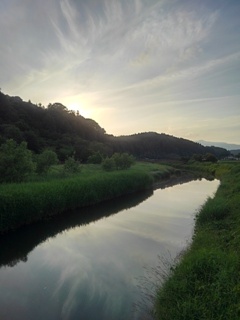 空が映り込む川（6月12日）