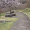 長峰公園の丘の歩道沿いのベンチと街灯（4月5日）