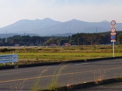道路標識の奥の高原山（11月8日）