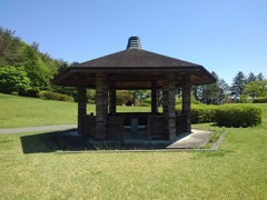 那須野が原公園の広場の休憩所（4月30日）