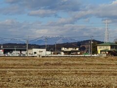 水田の奥の那須の山（1月4日）