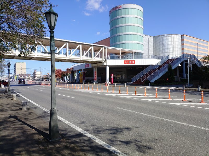 レトロな街灯のある歩道（10月24日）