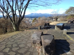 長峰公園の丘の頂上の広場（1月1日）