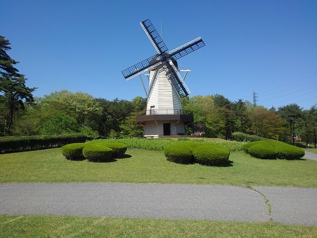 那須野が原公園の歩道と風車（4月30日）