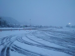 タイヤの跡が目立つ雪の駐車場（2月5日）
