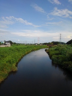 空色を吸い込んだように見える川（7月20日）