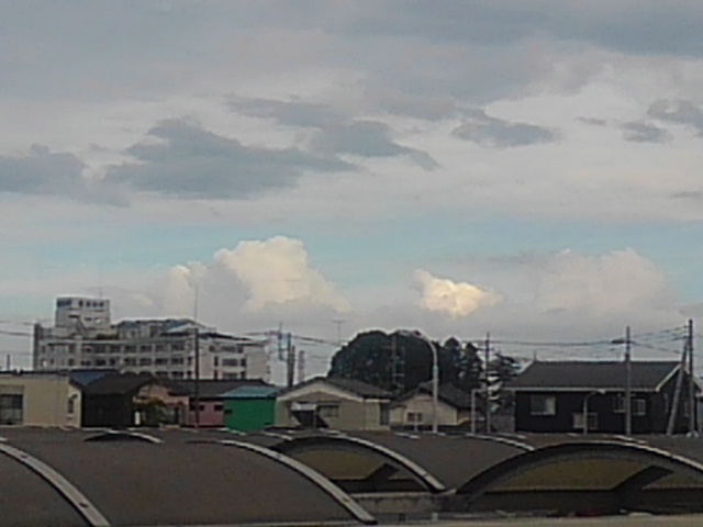 市街地の奥の入道雲（8月12日）