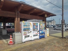 自販機と木製の建物（7月21日）