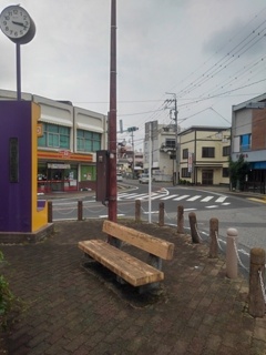 矢板駅のベンチと時計台（7月4日）