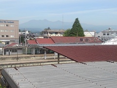 矢板駅の駅舎と高原山（5月24日）