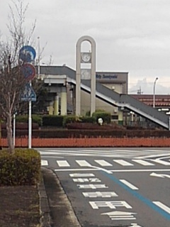 駅前の道路と時計台（3月29日）