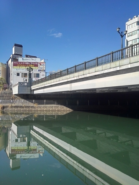 宮の橋が映り込む川（1月12日）