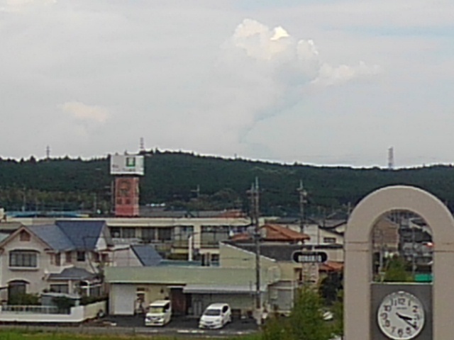 時計台の背後に入道雲（7月26日）