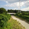 橋と鉄塔と水のない川（6月28日）