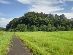 河川敷広場と森に覆われた岩山（7月19日）