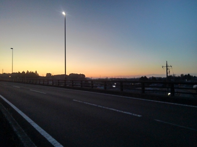 朝焼けの道路（1月10日）
