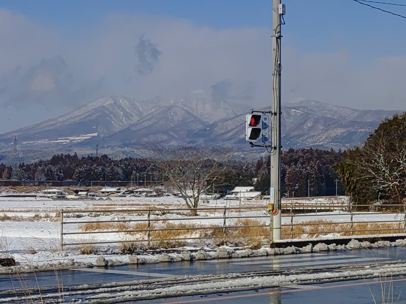 道路と雪山（1月12日）