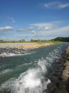 水飛沫が目立つ川（7月19日）