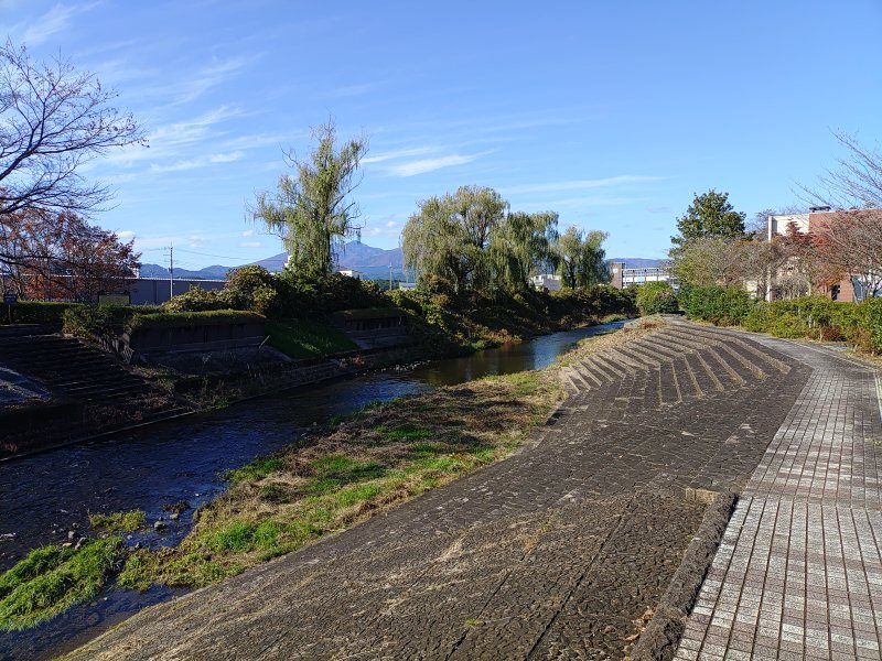 土手の道と川（11月4日）