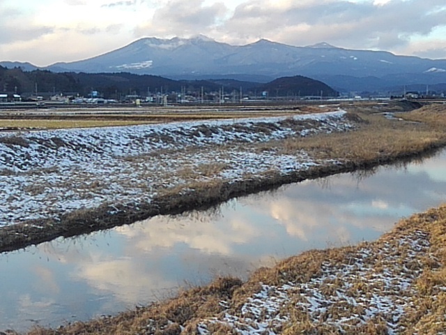 高原山と空が映る川（2月7日）