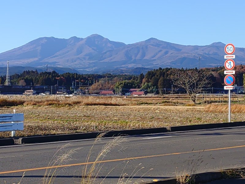 標識と高原山（11月29日）