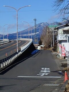 陸橋と高原山（1月16日）