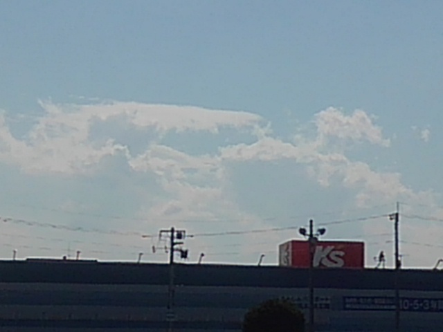 ケーズの建物と入道雲（7月7日）