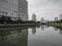 市街地が映り込む川（7月26日）