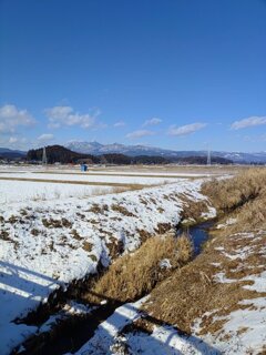 小川と山並み（1月13日）