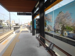 桜の絵がナイスなLRT駅（5月24日）