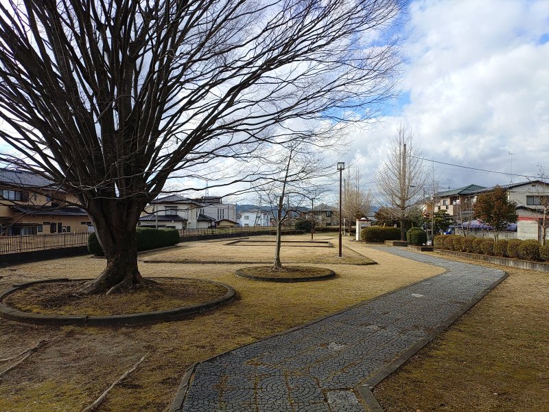 小さな公園の石畳の歩道（12月29日）