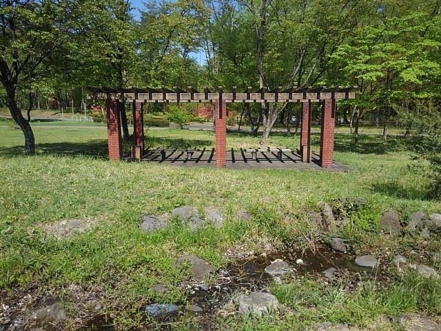 那須野が原公園の格子状の屋根の休憩所（4月30日）