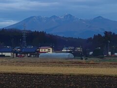 水田や鉄塔の奥の高原山（12月25日）