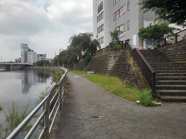 川沿いの階段（7月4日）