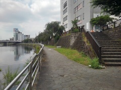 川沿いの階段（7月4日）