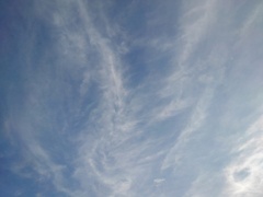 薄い雲のある青空（10月25日）