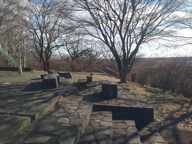 長峰公園の丘の頂上のベンチ（1月1日）