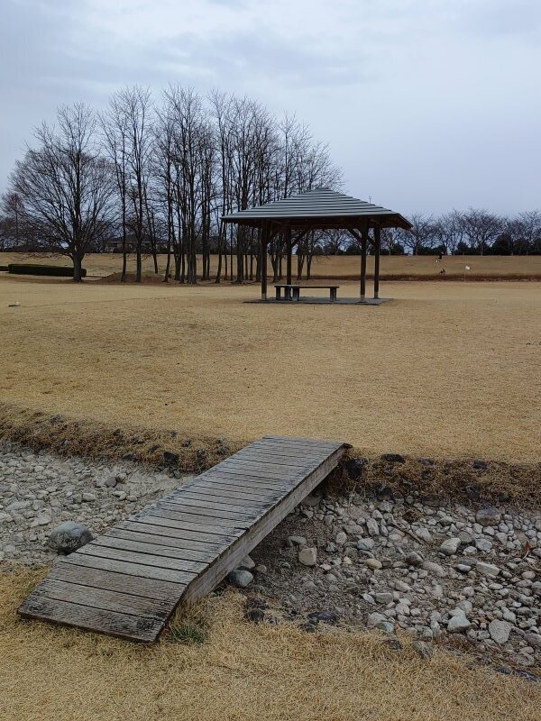 小川と休憩所（1月2日）