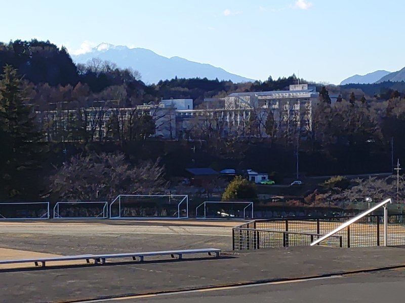 運動公園と奥の校舎（12月28日）