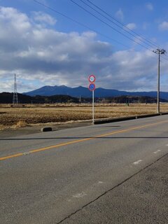 標識と電柱の奥にある高原山（1月4日）