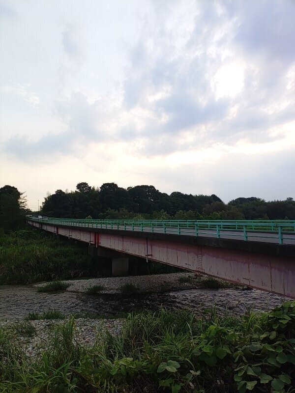 雲の多い空と道路橋（8月20日）