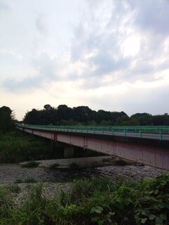 雲の多い空と道路橋（8月20日）