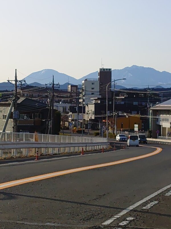 陸橋の奥の山（12月13日）
