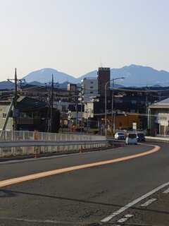 陸橋の奥の山（12月13日）