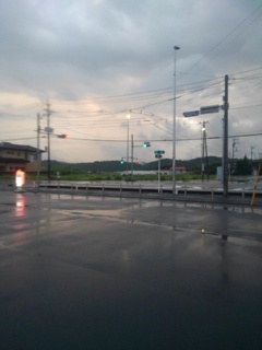 雨上がりの駐車場と交差点（8月20日）